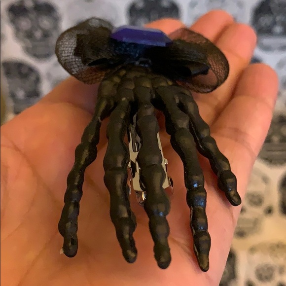 Black skeleton hand hair clip with blue jewel 💎 - Picture 6 of 16